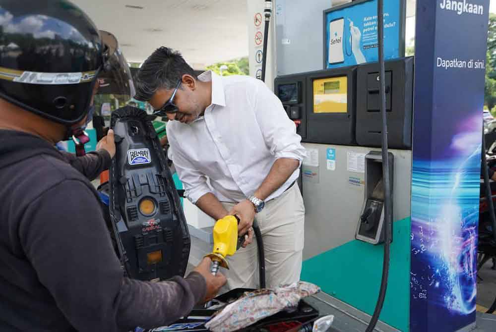 Muhammad Shakir mengisi minyak salah sebuah motosikal terpilih pada program Jom Isi Minyak Motosikal Percuma Siri 2 di Stesen Minyak Petronas Bukit Subang, Persiaran Metafasa, Seksyen U16, Shah Alam pada Selasa.