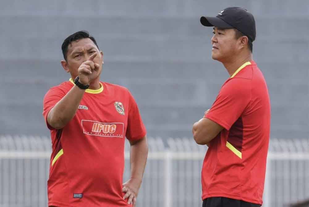 Jaehong (kanan) berharap KDN FC sedia bermain secara terbuka berdepan Terengganu pada aksi Liga Super di Stadium Sultan Mizan Zainal Abidin, Gong Badak, pada Jumaat meskipun lawan bukan calang-calang pasukan.