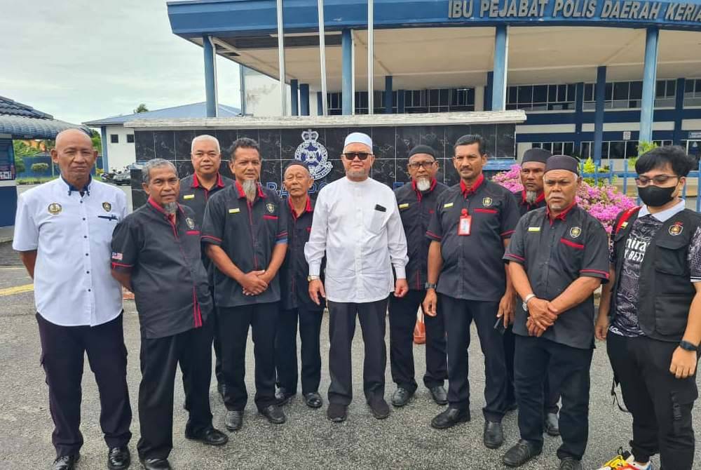 Razman (tengah) bersama penyokongnya selepas memberi keterangan kepada polis di IPD Kerian di sini pada Khamis.