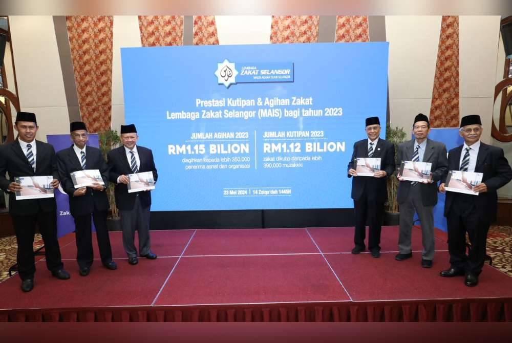 Syed Anwar (tiga dari kiri) pada Laporan Kewangan LZS 2023 di Hotel Mardhiyyah and Suites di sini pada Khamis.