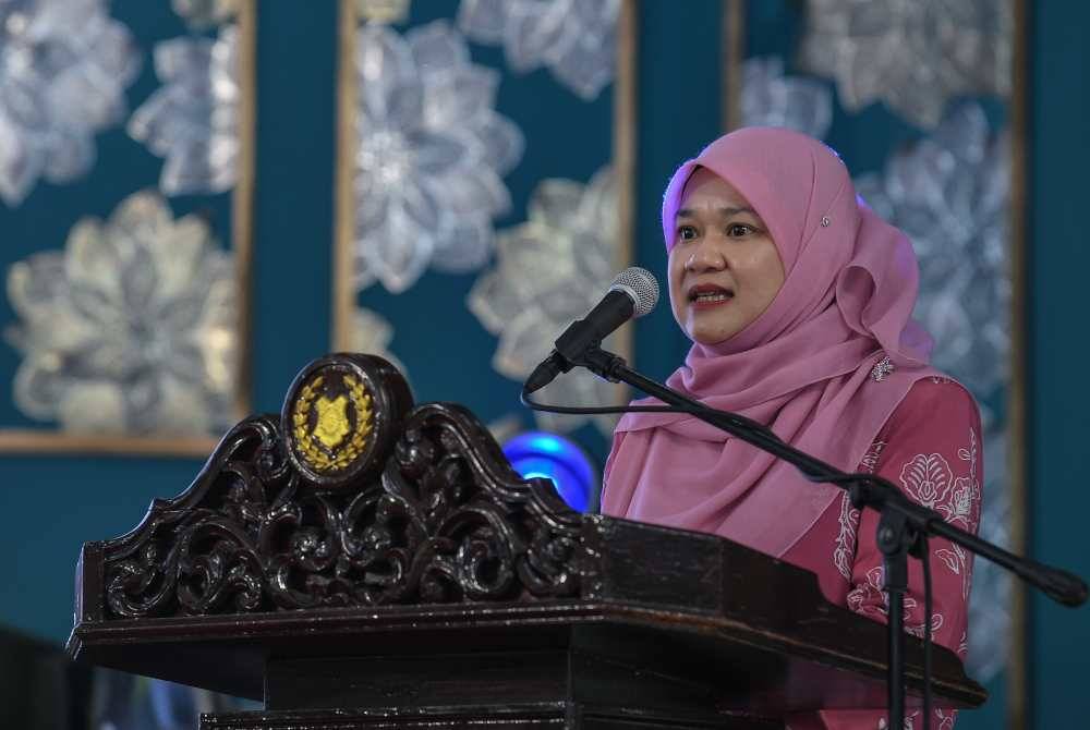 Fadhlina menyampaikan ucapan pada Majlis Pengisytiharan Nama SMK Syed Hussein yang disempurnakan Pemangku Raja Perlis Tuanku Syed Faizuddin Putra Jamalullail pada Khamis. Foto Bernama