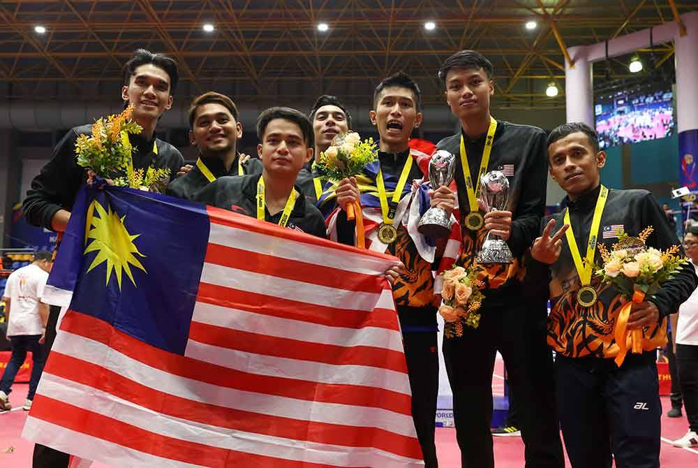 Pasukan Malaysia meraikan kemenagan selepas menjadi Juara dalam acara Regu dan Beregu pada Kejohanan Piala Dunia Sepak Takraw 2024 di Stadium Titiwangsa pada Rabu. Foto Bernama