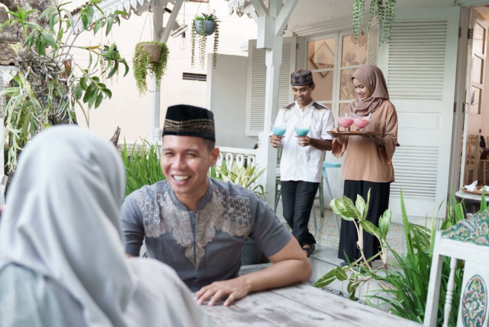 ISLAM tidak mengongkong umatnya dalam pergaulan antara lelaki dan wanita namun perlu mengikut panduan yang dibenarkan syarak. Gambar hiasan/Foto CANVA