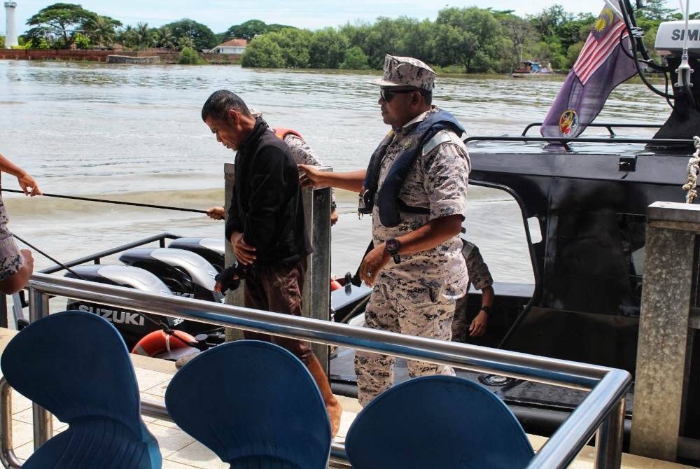 Anggota Maritim Kuala Kedah menyelamatkan mangsa dan membawa pulang ke jeti untuk diberi rawatan lanjut.