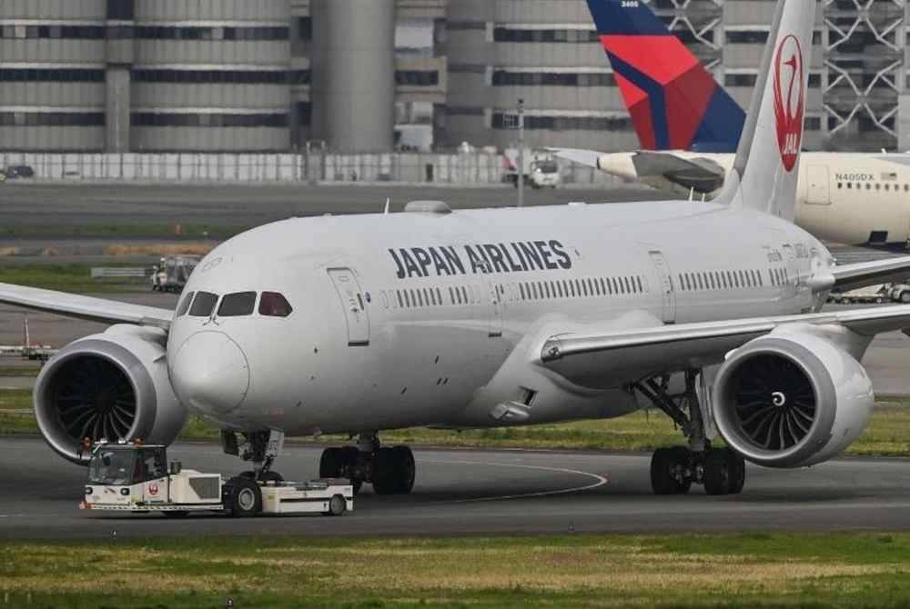 Hujung sayap dua pesawat penumpang Japan Airlines (JAL) berlanggar di Lapangan Terbang Haneda, Tokyo. Foto Agensi