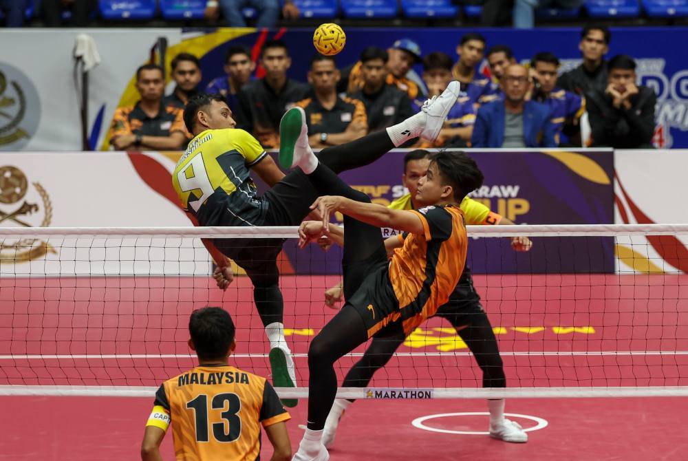 Aksi regu C Malaysia Mohammad Azlan Alias ketika menentang pasukan Brunei dalam Acara Berpasukan pada Kejohanan Piala Dunia Sepak Takraw 2024 di Stadium Titiwangsa hari ini. Foto Bernama