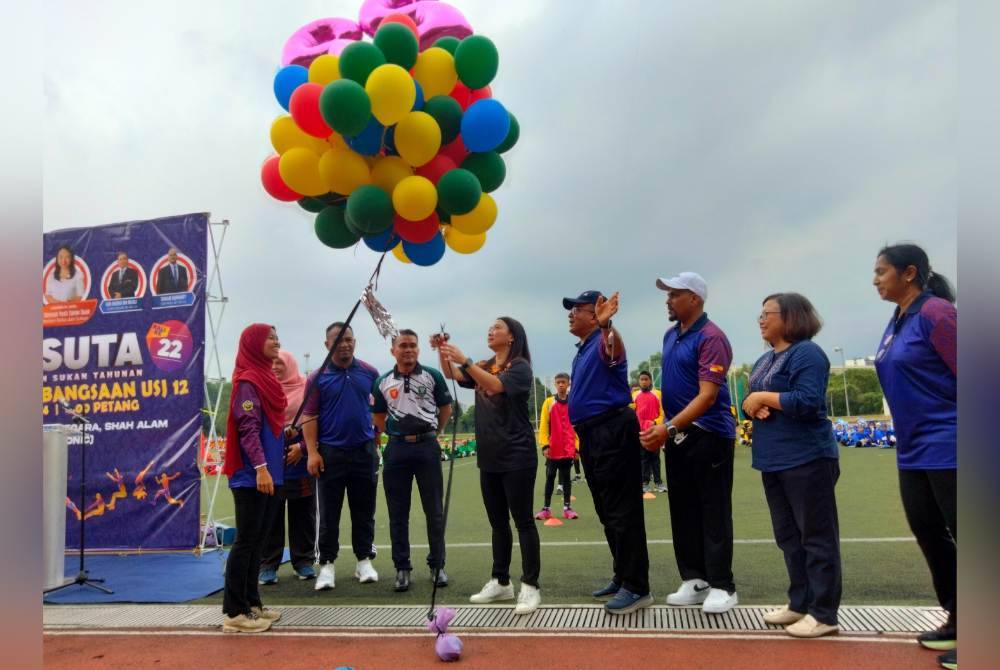 Hannah (lima dari kanan) ketika merasmikan Kejohanan Sukan Tahunan Sekolah Kebangsaan USJ 12 di Kompleks Sukan Negara di Seksyen 21, di sini pada Khamis.