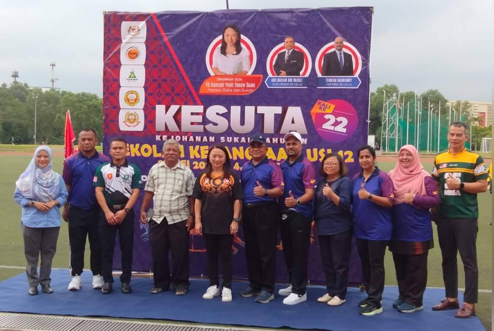 Hannah (empat dari kiri) bersama pihak pengurusan dan penganjur Kejohanan Sukan Tahunan Sekolah Kebangsaan USJ 12 di Kompleks Sukan Negara di Seksyen 21 di sini pada Khamis.