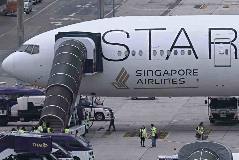 16 rakyat Malaysia adalah antara 211 penumpang dalam penerbangan SIA SQ321. Foto AFP