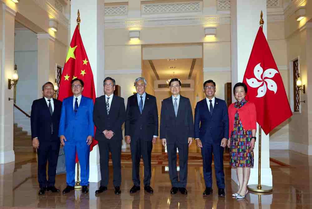 Ahmad Zahid (tengah) bersama John Lee Ka-chiu, ketika mengadakan Kunjungan Hormat ke atas Ketua Eksekutif Wilayah Pentadbiran Khas Hong Kong (HKSAR) di Govemment House Central pada Khamis. Foto Bernama