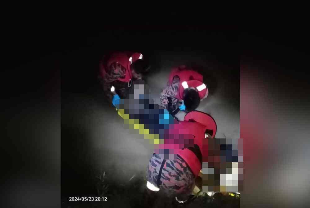 Pasukan bomba membantu membawa naik mangsa selepas terbabas ke dalam Parit di Changkat Jong, Teluk Intan pada Khamis. Foto: ihsan Bomba Perak