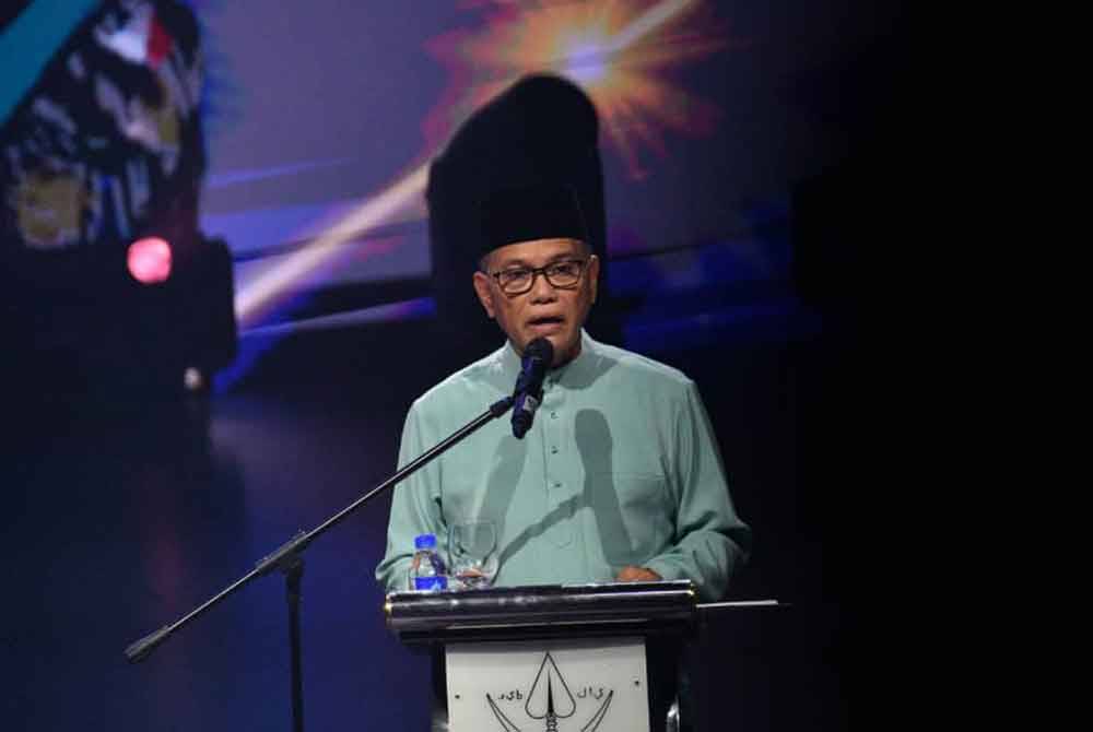 Wan Rosdy berucap sempena Perasmian Pembukaan MTHQK Tahun 1445H/2024M di Auditorium Darul Makmur, Kompleks Penyiaran Sultan Haji Ahmad Shah pada Khamis.