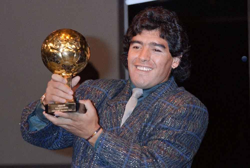 Trofi Bola Emas yang dimenangi Maradona.