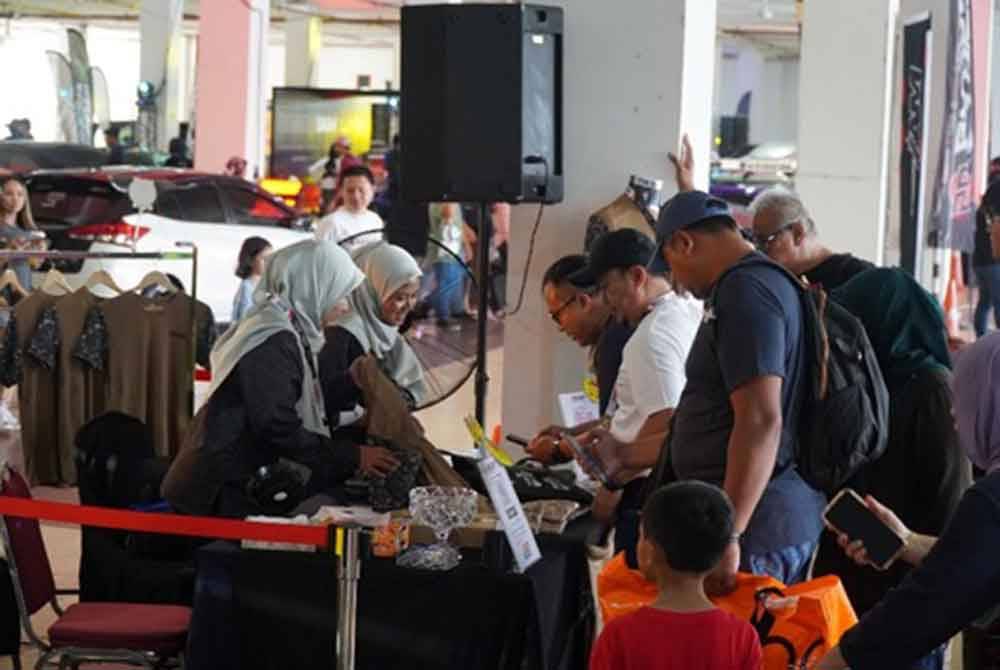 Selain kenderaan Tarantula, cenderahati kenderaan berkenaan turut mendapat sambutan orang ramai.