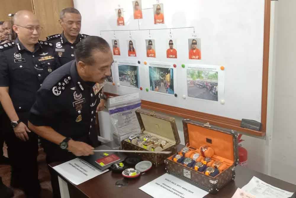 Razarudin menunjukkan antara barangan yang dirampas menerusi serbuan dan tangkapan dijalankan sekitar Lembah Klang pada 13 hingga 21 Mei lalu.