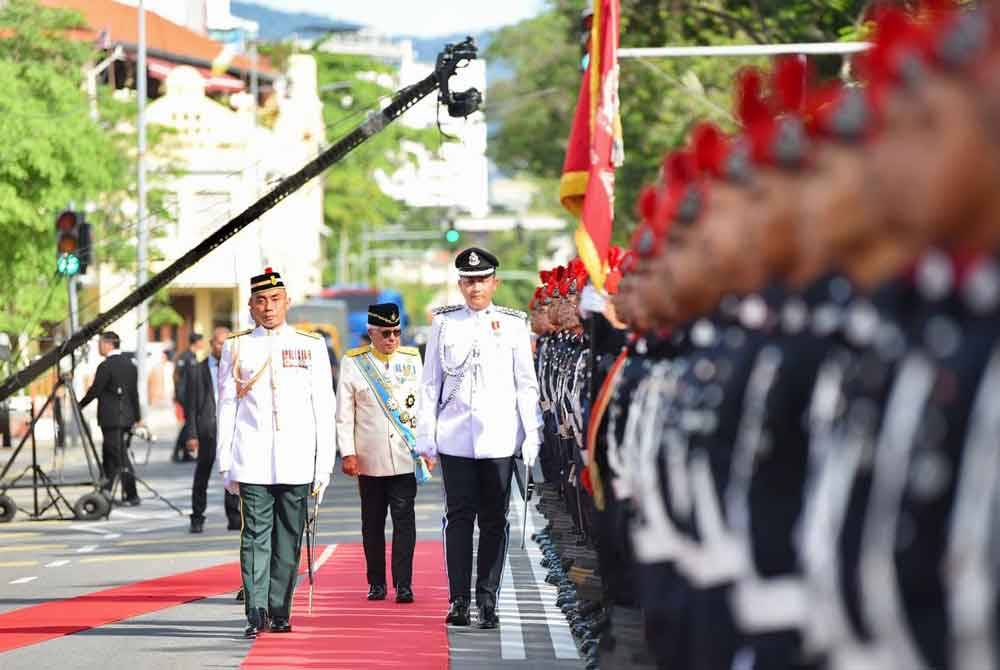 Fuzi membuat pemeriksaan barisan pada Majlis Perasmian Mesyuarat Pertama Penggal Kedua Dewan Undangan Negeri Pulau Pinang ke-15 pada Jumaat.