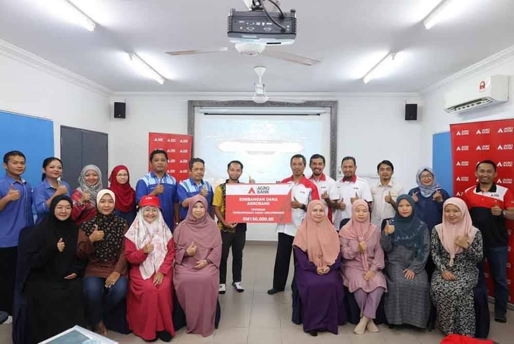 Penyampaian dana sumbangan daripada Agrobank kepada wakil peserta Program Pembangunan Asnaf Aquapreneur.