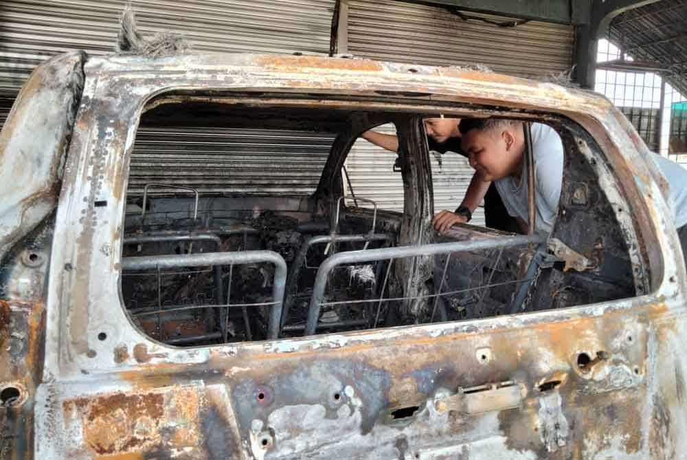 Kereta milik Muhammad Izat Haiqal hangus 100 peratus dalam kebakaran, awal pagi Jumaat