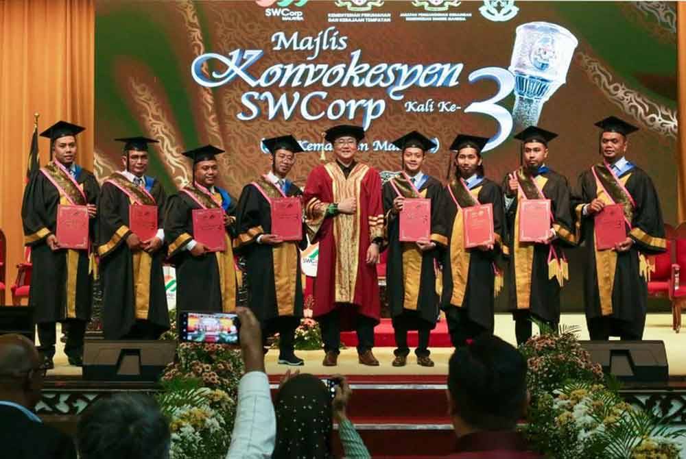 Penerima Anugerah Graduan Terbaik pada Majlis Konvokesyen SWCorp di Universiti Putra Malaysia (UPM). Foto SWM Environment