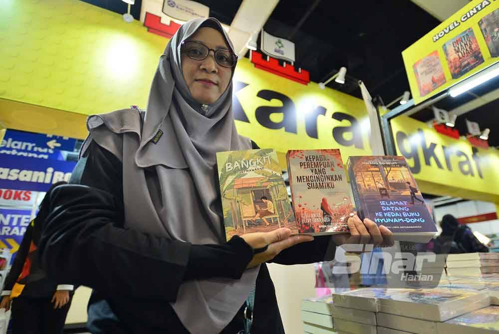 Siti Rahmah bersama buku terbitan terbaharu Grup Buku Karangkraf. Foto Sinar Harian-ASRIL ASWANDI SHUKOR