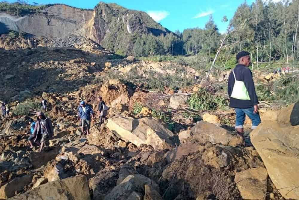 Lebih 100 rumah tertimbus manakala ratusan dikhuatiri maut dalam kejadian tanah runtuh di Wilayah Enga, Papua New Guinea.