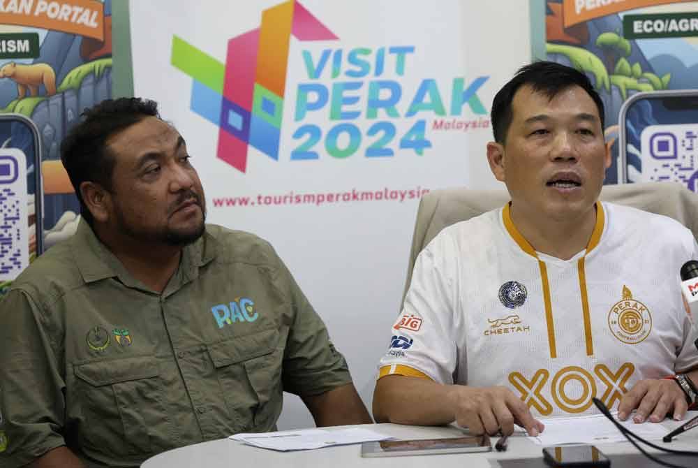 Sze Yee (kanan) ketika sidang akhbar di Pejabat Tourism Perak pada Jumaat.