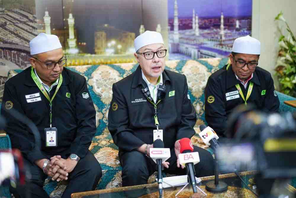 Syed Saleh (tengah) dalam sidang media di Ibu Pejabat Tabung Haji.