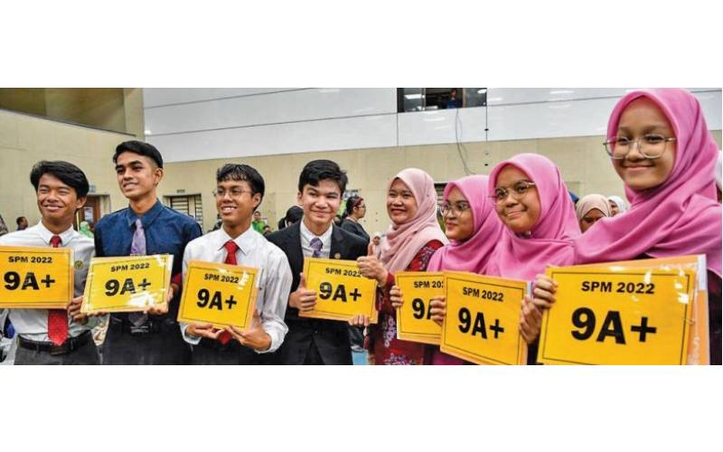 Pencapaian pelajar dalam SPM adalah manifestasi kecemerlangan sistem pendidikan dan menjadi pemangkin kepada kejayaan negara pada masa depan. - Gambar hiasan.