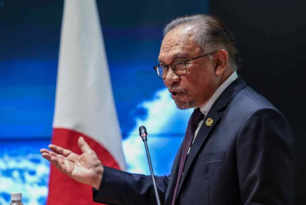 Anwar beri ucapan di Bangunan Penyelidikan Timur, Universiti Keio di sini hari ini. Foto Bernama