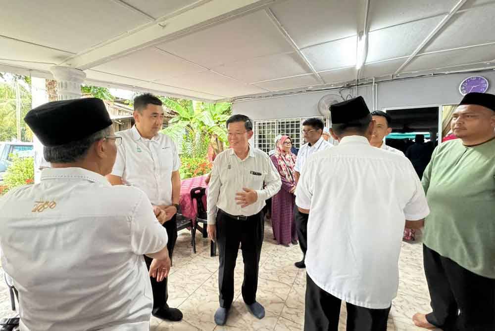 Kon Yeow (tengah) bersama beberapa pemimpin negeri turut hadir di rumah Allahyarham Nor Zamri untuk memberi penghormatan terakhir.