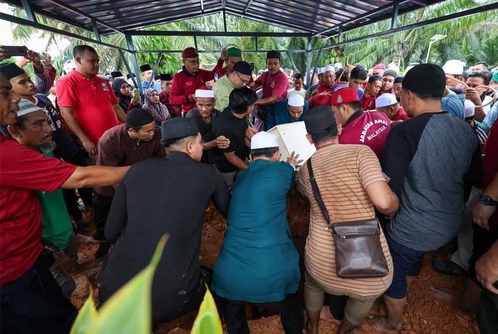 Jenazah Ahli Dewan Undangan Negeri (ADUN) Sungai Bakap, Allahyarham Nor Zamri Latiff dikebumikan di Tanah Perkuburan Islam Masjid Jamek Sungai Acheh pada Jumaat. Foto Bernama