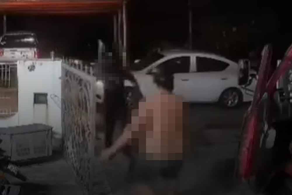 Tangkap layar video menunjukkan suspek mengacukan parang kepada seorang individu dalam kejadian yang berlaku di Jalan Coldstream Buntong, Kampung Baru Buntong, di sini pada Rabu.