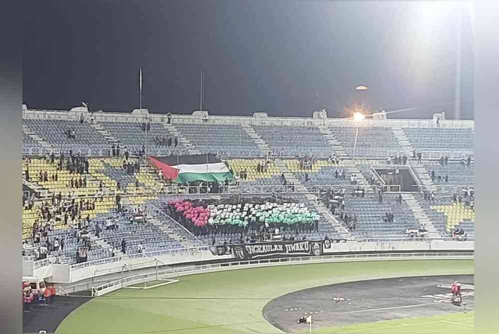 Penyokong Terengganu FC menunjukkan tanda solidariti terhadap Palestin dengan mengibarkan bendera negara itu semasa perlawanan Liga Super 2024/2025 menentang Kelantan Darul Naim FC (KDNFC)