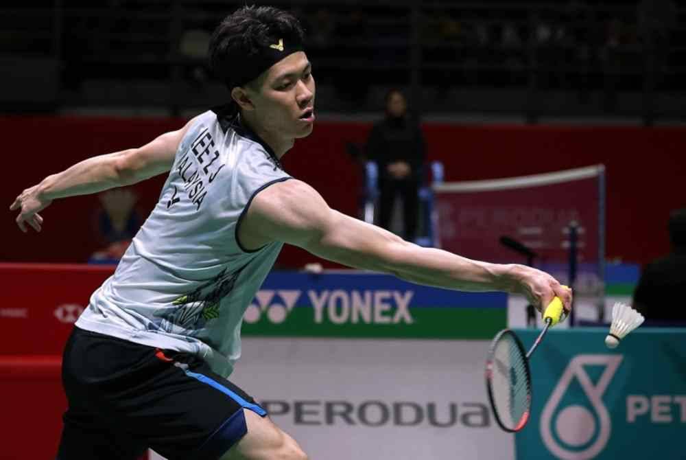 Aksi pemain Lelaki negara Lee Zii Jia ketika menentang pemain Denmark Anders Antonsen pada pusingan suku akhir perlawanan sempena Kejohanan Badminton Masters Malaysia Axiata Arena, Bukit Jalil pada Jumaat. Foto Bernama