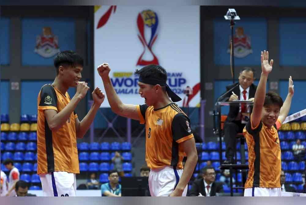 Aksi regu A Malaysia Muhammad Haziq Hairul Nizam (kiri), Amirul Zazwan Amir (kanan) dan Noraizat Mohd Nordin (dua, kiri) ketika menentang pasukan Jepun dalam acara Berpasukan pada Kejohanan Piala Dunia Sepak Takraw 2024 di Stadium Titiwangsa pada Jumaat. Foto Bernama