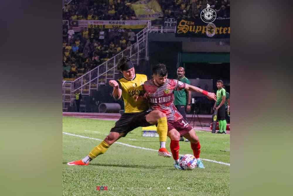 Tae-Min (kiri) bijak memanfaatkan peluang untuk menjaringkan dua gol membantu Perak FC menewaskan KDA FC 0-2 di Alor Setar pada Jumaat. Foto Perak FC