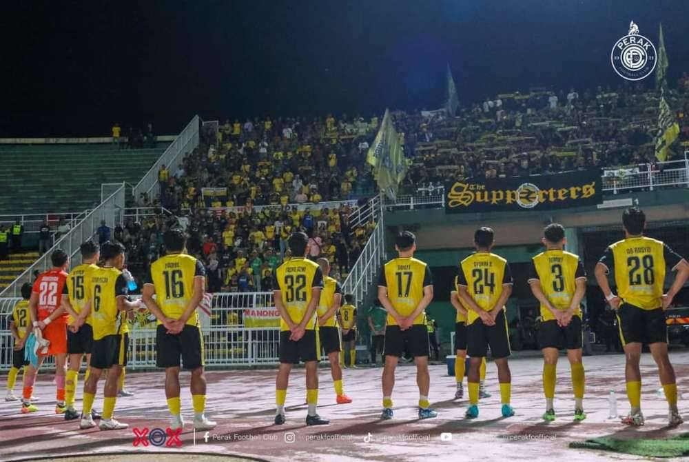 Pemain Perak FC bertemu para penyokong selepas tamat saingan Liga Super di Stadium Darul Aman pada malam Jumaat. Foto Perak FC