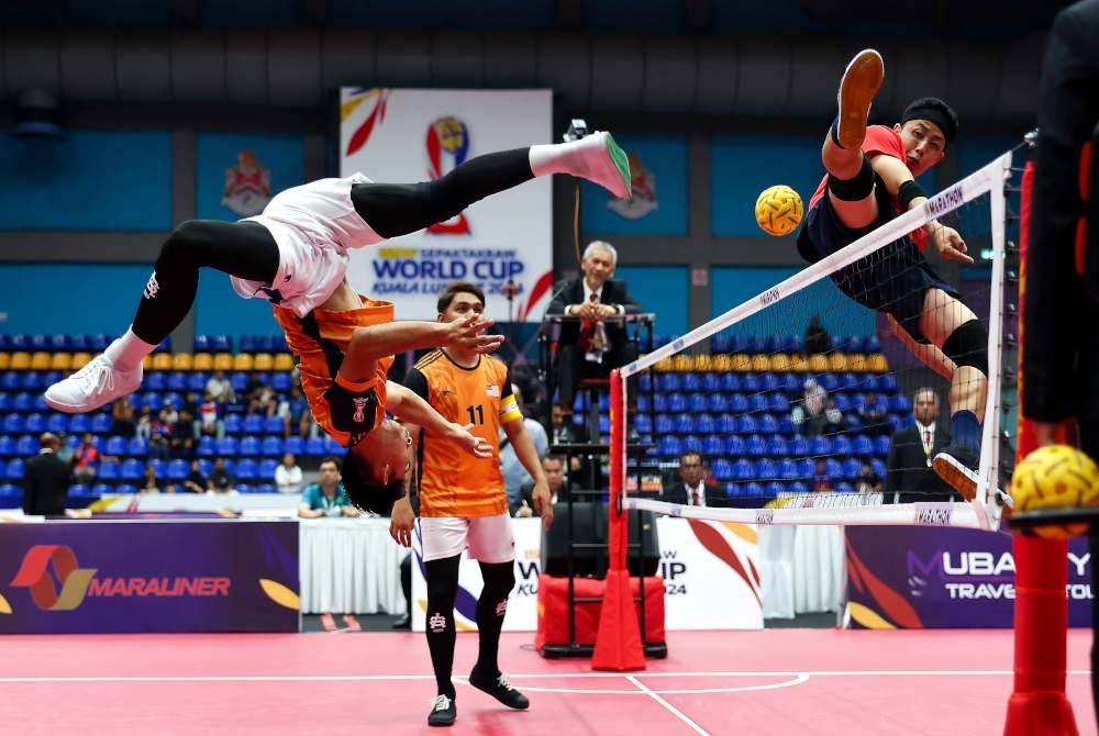 Aksi Zarif Marican (kiri), Shahalril Aiman (dua kanan) dan Aidil Aiman (kanan) ketika menentang Jepun dalam acara berpasukan Piala Dunia Sepak Takraw Kuala Lumpur 2024 di Stadium Titiwangsa.