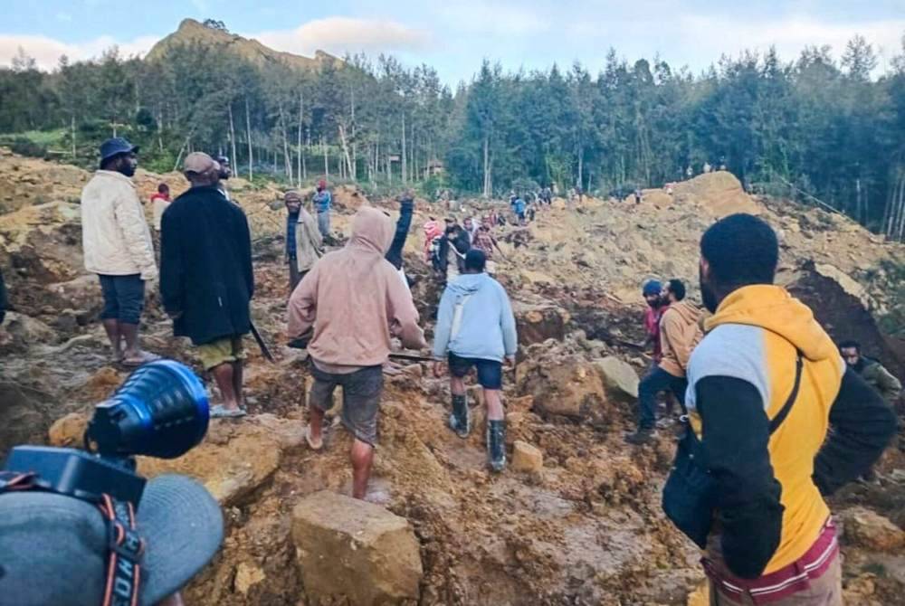 Penduduk berhimpun di lokasi runtuhan di Maip Mutilaka, wilayah Enga. Foto AFP