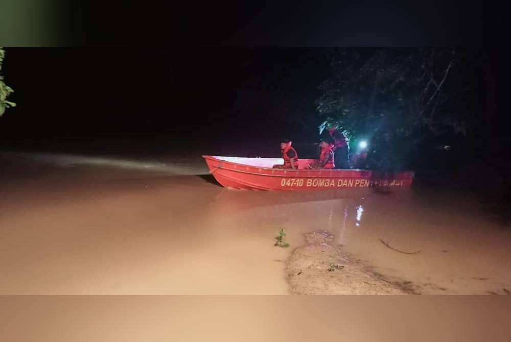 Usaha pencarian lelaki warga emas berkenaan, semalam. Foto BBP Segamat