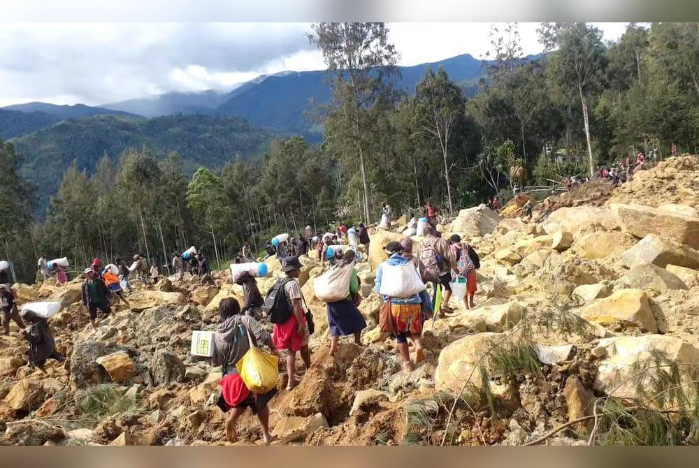 kejadian tanah runtuh melanda Kampung Kaokalam di Wilayah Enga, kira-kira 600 kilometer ke barat laut ibu negara Port Moresby kira-kira 3 pagi Jumaat, dengan ratusan orang dikhuatiri terkorban. Foto REUTERS