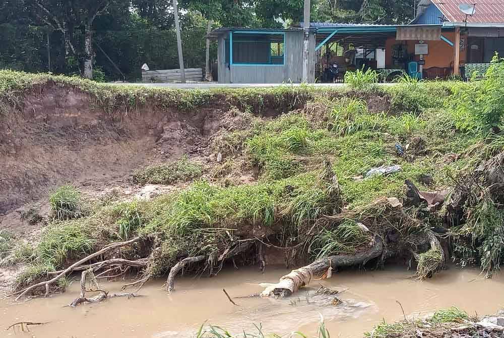 Tebing Sungai Melantai yang runtuh akibat hujan lebat mengakibatkan jalan utama ke Kampung Bentong di Kluang mengalami hakisan sekali gus membahayakan nyawa orang ramai.