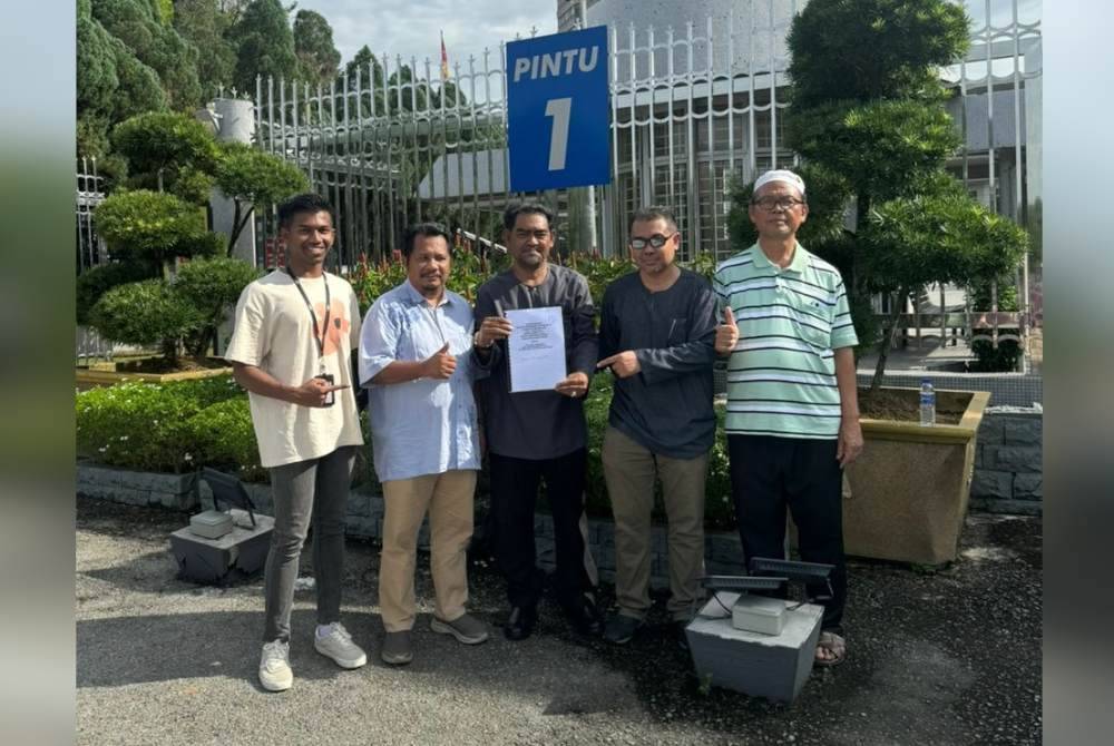 Mohd Zulkifli bersama wakil persatuan penduduk Bandar Bukit Raja menyerahkan memorandum gesaan menyelesaikan isu banjir ke pejabat menteri besar pada Jumaat.