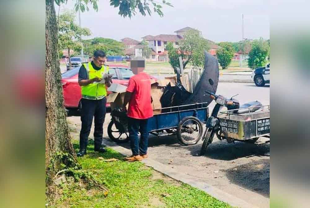 Antara warga asing yang diperiksa sepanjang Op Pewa di Persiaran Puchong Perdana pada Khamis. Foto JPJ Selangor