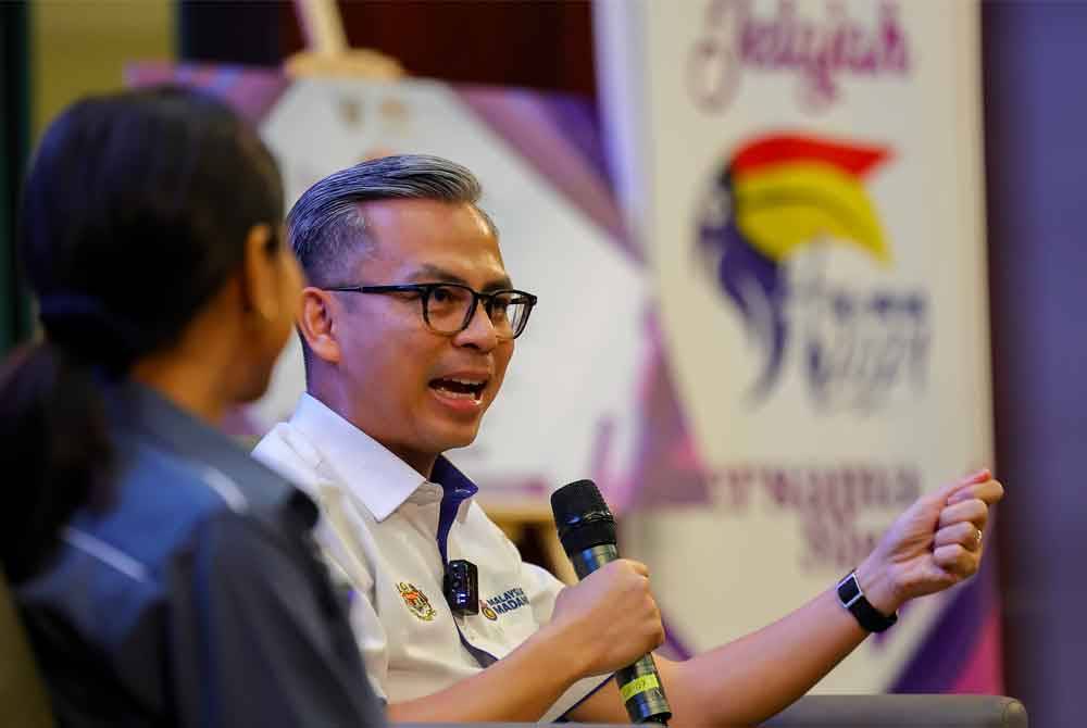 Fahmi pada majlis dialog bersama mahasiswa sempena Jelajah Hari Wartawan Nasional (Hawana) 2024 di Pustaka Negeri Sarawak di Petra Jaya, pada Sabtu. Foto Bernama