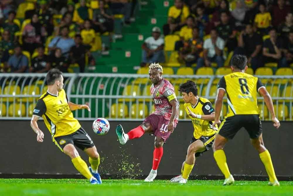 Ketua pasukan KDA FC, Sony Norde (dua dari kiri) dikawal ketat pemain Perak FC pada aksi Liga Super 2024-2025 di Stadium Darul Aman pada malam Jumaat. FOTO: KDA FC