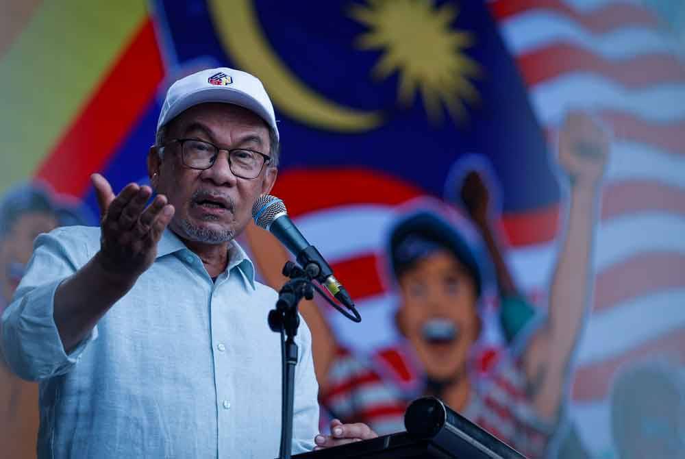 Anwar ketika berucap merasmikan sambutan Hari Belia Negara (HBN) 2024 peringkat Kebangsaan di Dataran Pahlawan, Banda Hilir, pada Sabtu. Foto Bernama