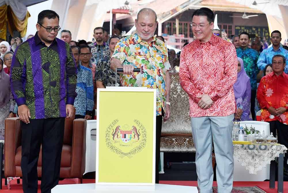 Yang di-Pertuan Agong Sultan Ibrahim (tengah) berkenan menyempurnakan perasmian Hari Landskap Negara (HLN) 2024 di Taman Tasik Shah Alam hari ini. Turut hadir Menteri Perumahan dan Kerajaan Tempatan, Nga Kor Ming (kanan) dan Menteri Besar Selangor, Datuk Seri Amirudin Shari (kiri). Foto Bernama