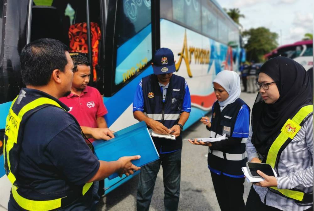 Mazshida (kanan) ketika operasi bersepadu bas persiaran yang dijalankan di daerah Kuala Terengganu pada Sabtu.