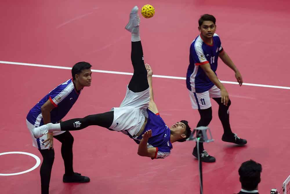 Zarif Marican (kiri), Shahalril Aiman (dua, kanan) dan Aidil Aiman ketika menentang regu India dalam aksi suku akhir acara berpasukan Piala Dunia Sepak Takraw Kuala Lumpur 2024 di Stadium Titiwangsa, hari ini.